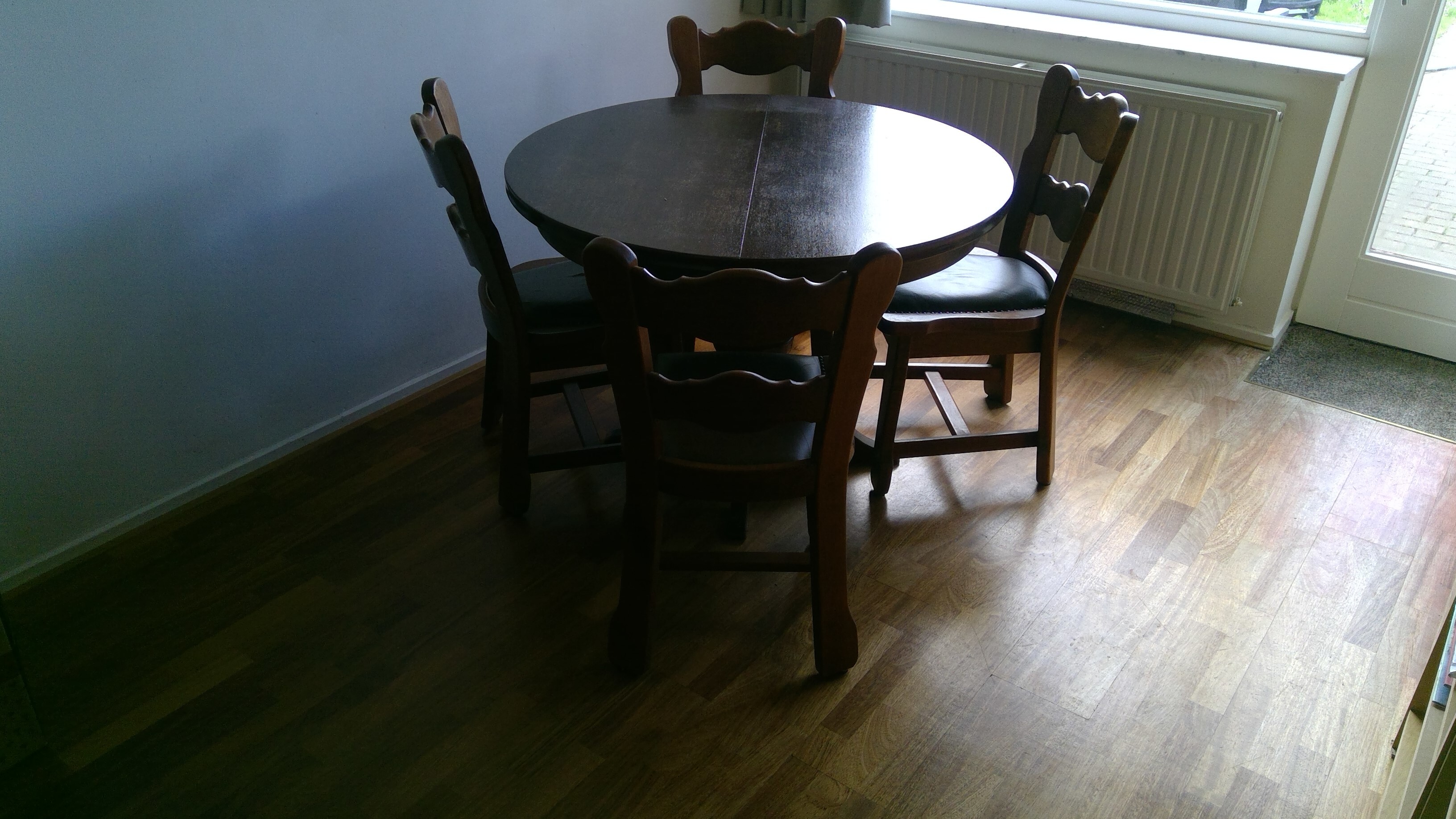 RONDE EETTAFEL MET 4 EETKAMERSTOELEN EIKENHOUT in Renkum Huis en Inrichting, Tafels en