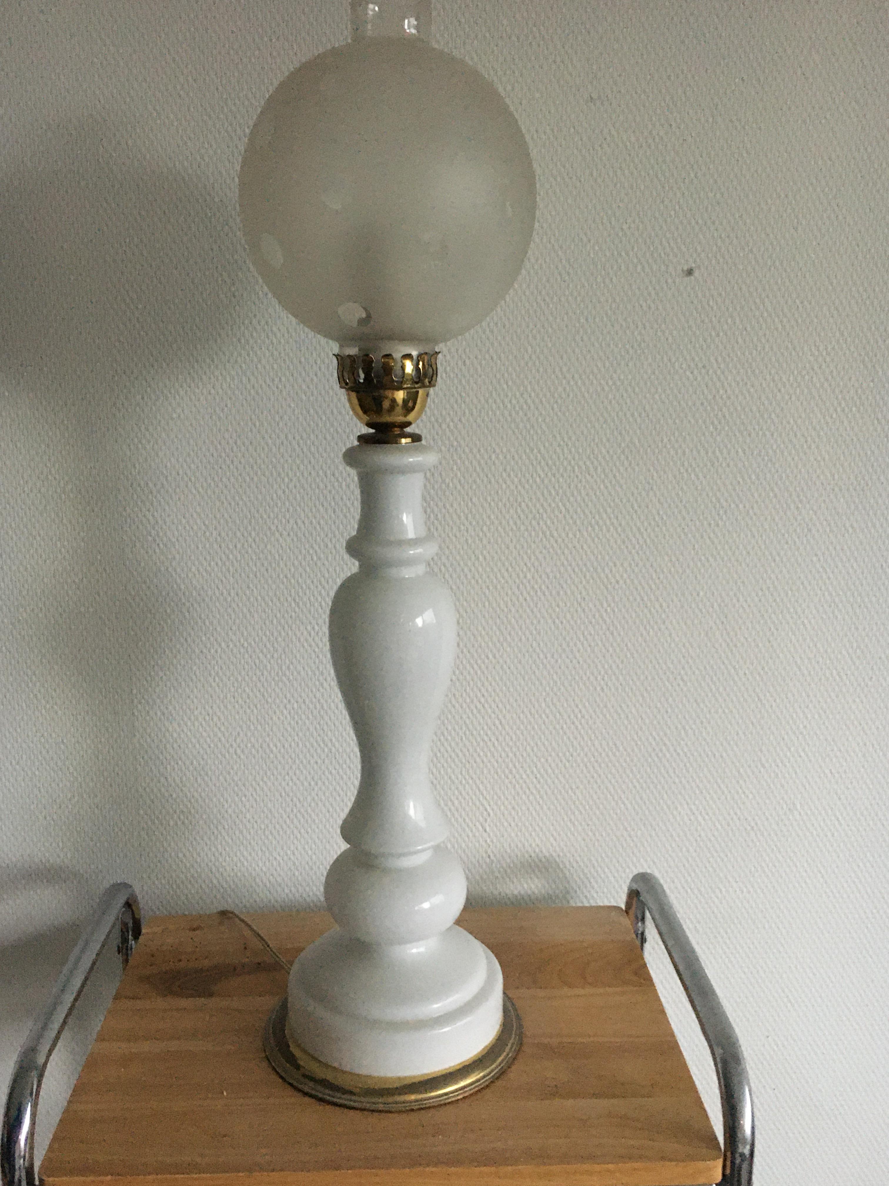 VINTAGE LAMP VAN PORSELEIN MET LOSSE GLAZEN KAP in Linschoten Huis en