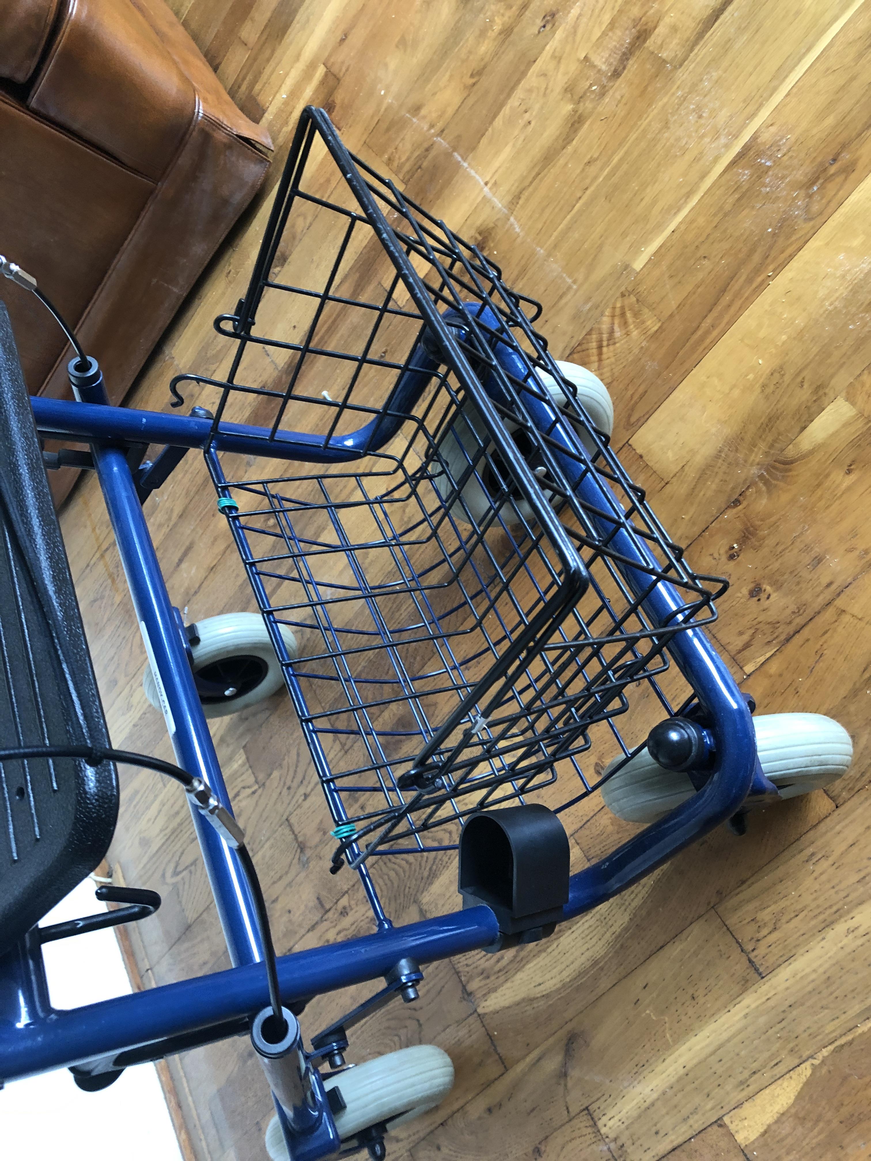 GRATIS AF TE HALEN GOEDE ROLLATOR MET MANDJE in Amsterdam Overig, Diversen Gratis af te halen