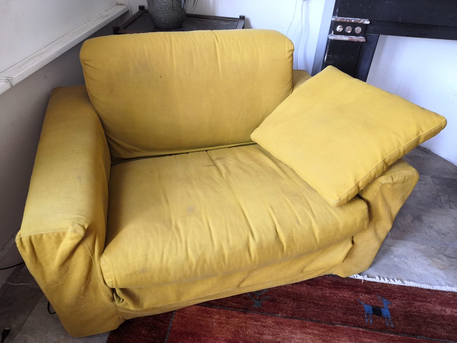 COMFORTABELE OKERGELE FAUTEUIL (LOVESEAT) in 'sGravenhage Huis en