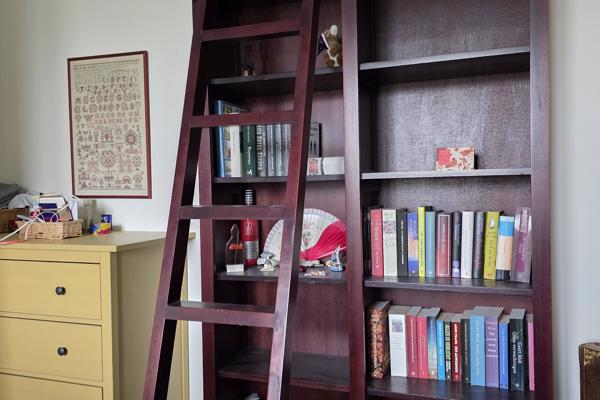 DONKERRODE HOUTEN BIBLIOTHEEKKAST MET TRAP in Utrecht - Huis en ...