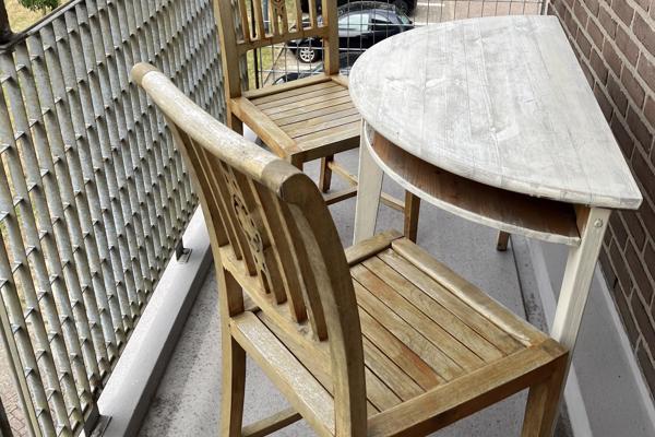 HALFRONDE TAFEL EN TWEE STOELEN VOOR BALKON IN GOEDE STAAT MAAR MOETEN