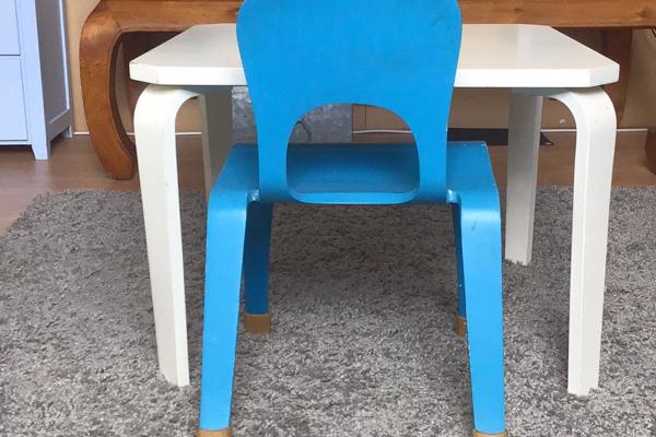 STEVIGE TAFEL EN STOEL in Heerhugowaard Kinderen en Baby's, Meubilair