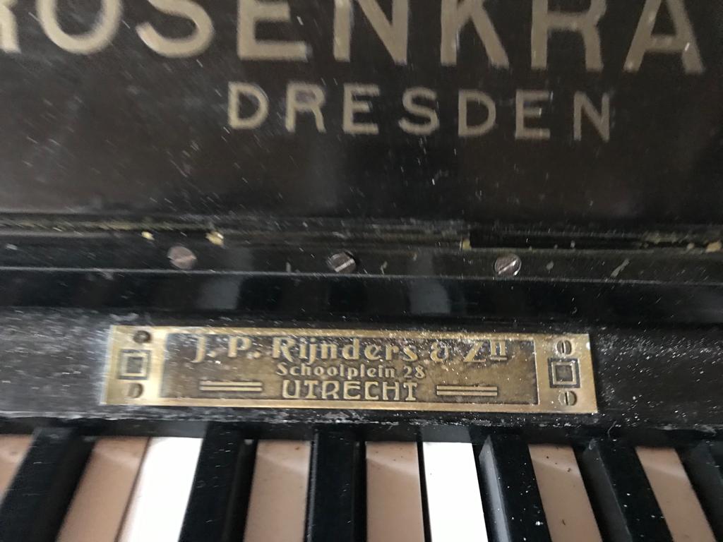 PIANO. ER ZIT EEN VALSE TOETS TUSSEN, MAAR IK VIND HET