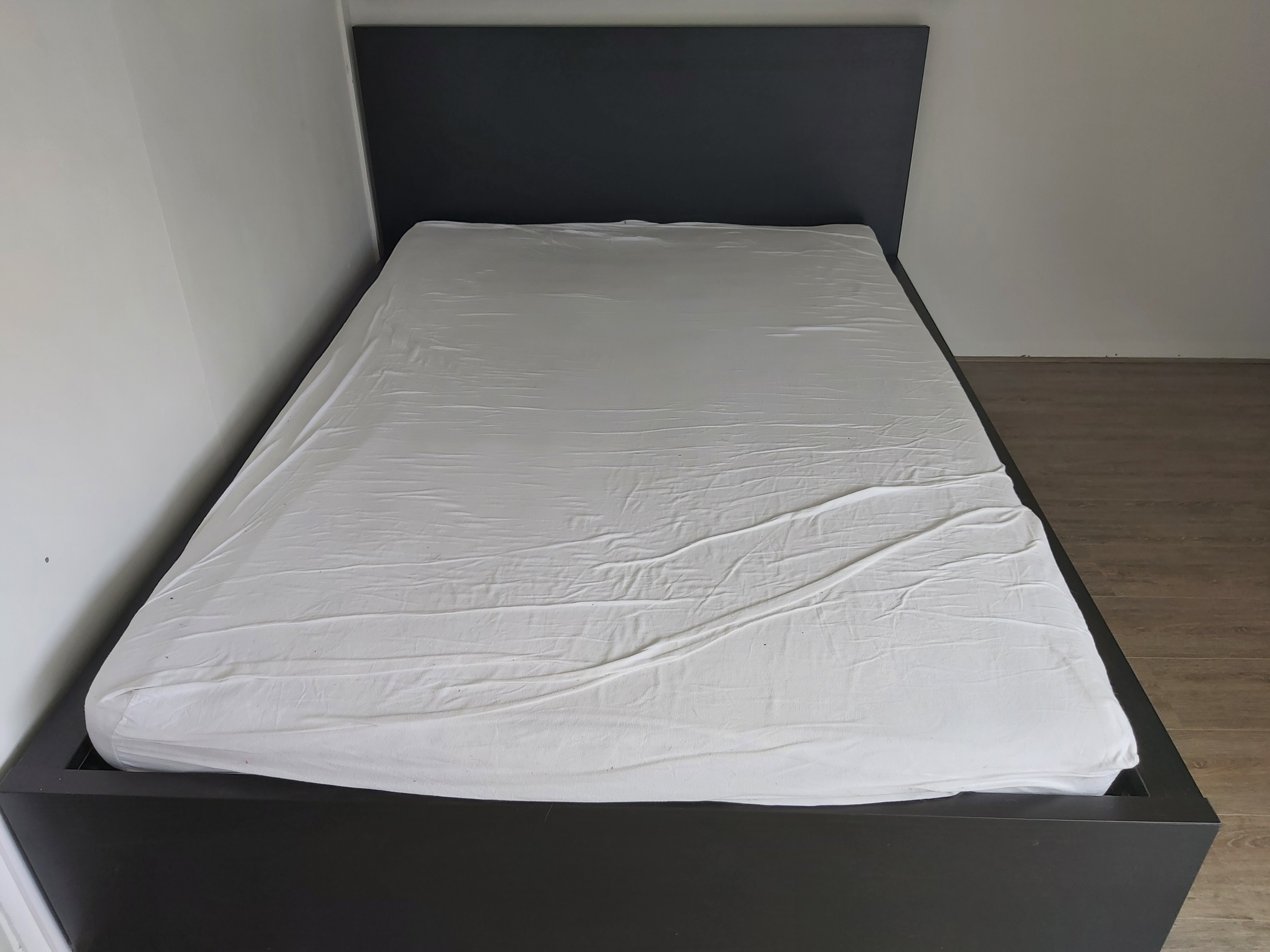 BED, IKEA BRUIN, 2X LADES. in Vught Huis en Inrichting, Slaapkamer