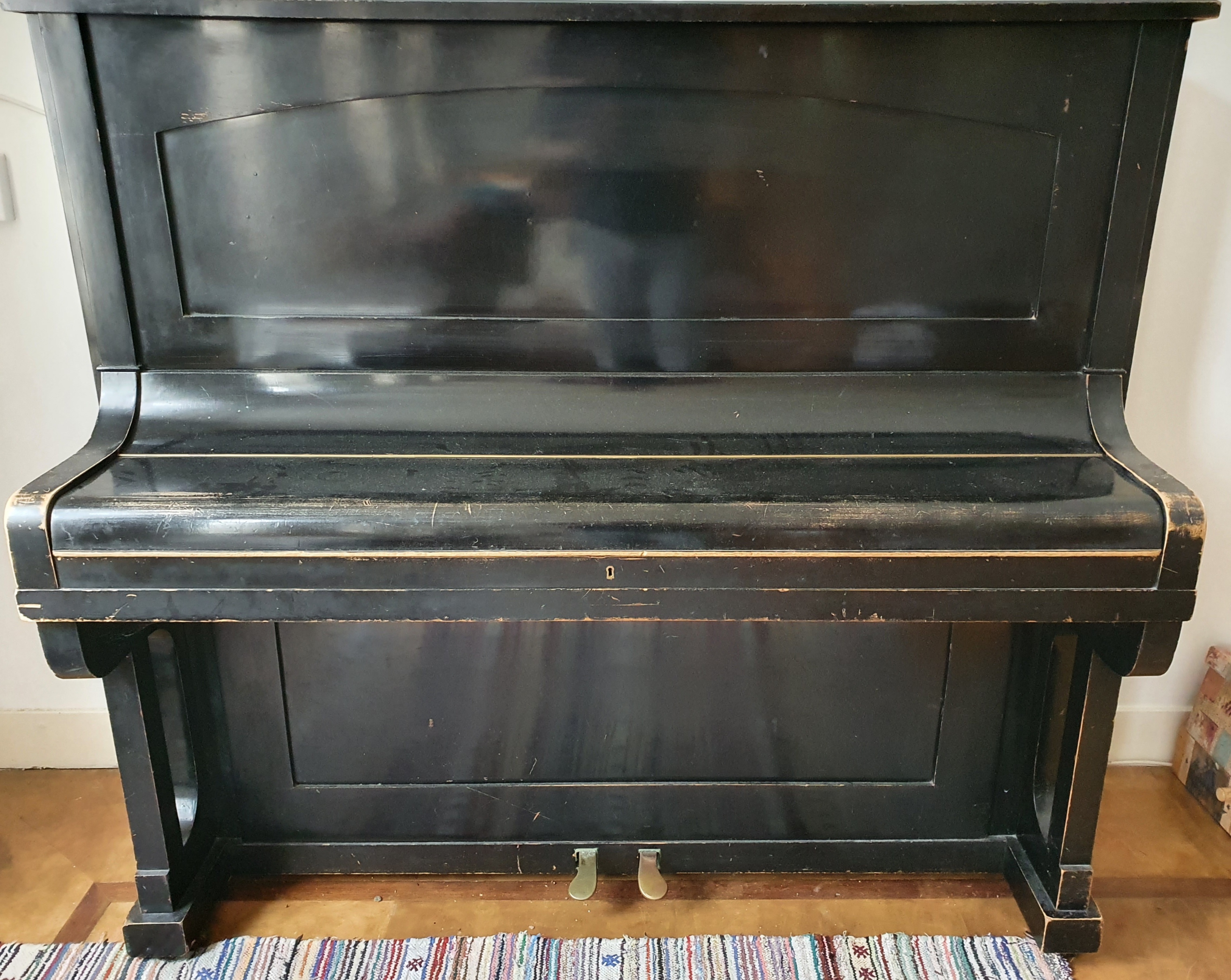 Zwarte piano in hout, 18 toetsen en met partituren 8296 VILAC Zwarte piano in hout, 18 toetsen