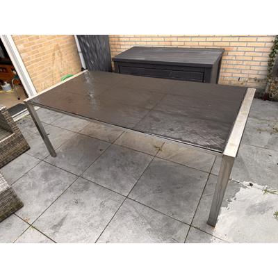 Grote tafel voor in de tuin