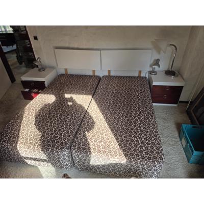 Twee persoons bed met nachtkastjes