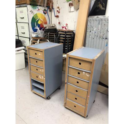 Verrijdbare kastjes met kartonnen laadjes