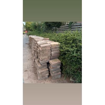 Gratis af te halen: een grote partij gebruikte klinkers. Ideaal voor het aanleggen van een terras, oprit of pad in de tuin. De klinkers zijn in goede staat en kunnen nog prima een ronde mee. Zelf ophalen en laden.