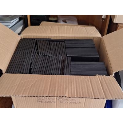 Vele dozen met dvd-covers