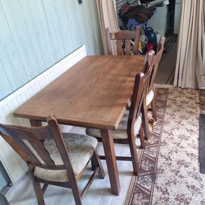 eetkamertafel met 4 stoelen