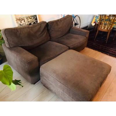 Bruine bank (driezits) met bijbehorende locker