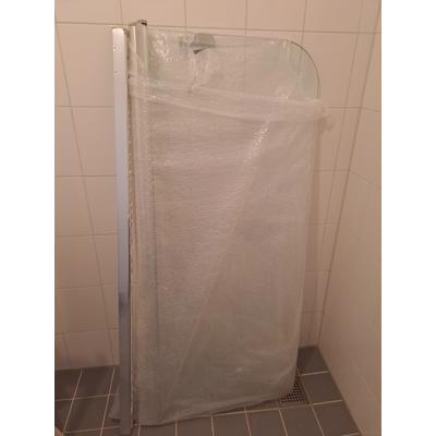 Ligbadglaswand door verhuizing .Groot 0,64×1.48 m met muurbevestiging