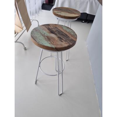 4 metalen barkrukken met houten zitting