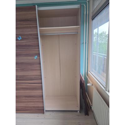 Kledingkast met schuifdeuren