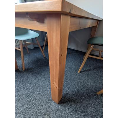 Tafel en 4 stoelen in goede staat 
