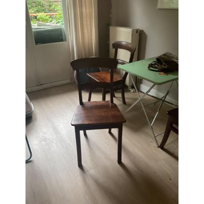Vier houten stoelen