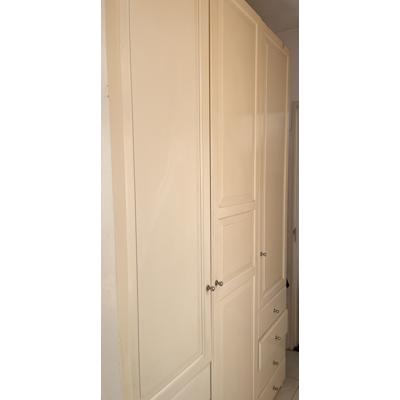 Deze maatwerk kledingkast heeft deuren, een roede en planken. De kast moet zelf gedemonteerd worden. Moet weg in verband met verhuizing.