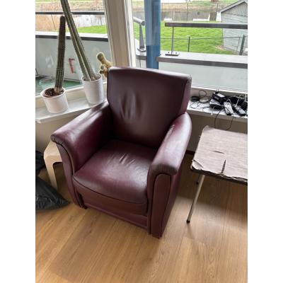 Bank met bijhoudende stoel