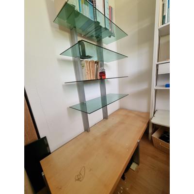 Opbergmeubel met houten tableau en vier glazen 'planken'.