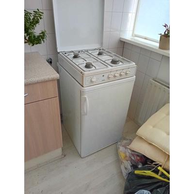 Koelkast en gasfornuis