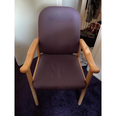  2 Stevige stoelen paarse bekleding 