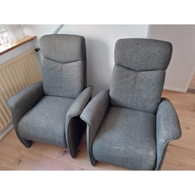 grijze fauteuils