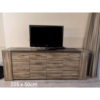 Eettafel en Salontafel dressoir vitrinekast