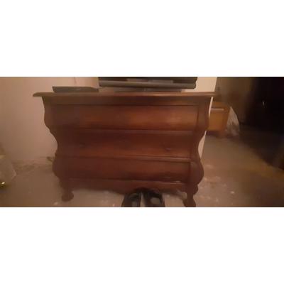 Soort secretairekastje moet weg wegens emigratie