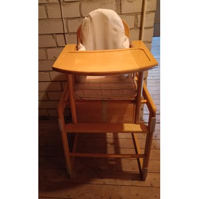 Houten kinderstoel, ook te gebruiken als tafel en stoeltje.