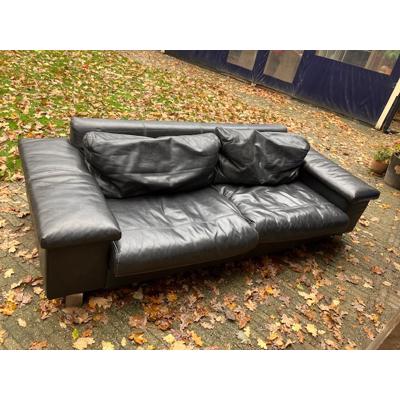 Tweetal banken en een hocker gratis op te halen