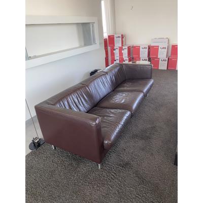 Lederen 3 zitsbank bruin. 