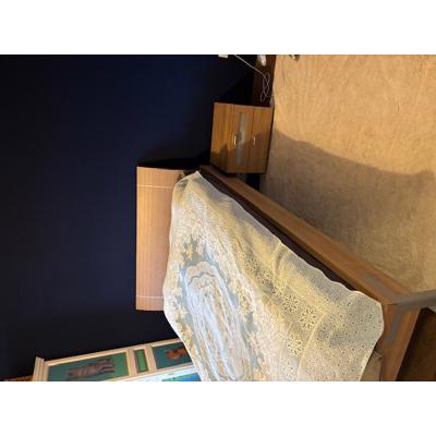 2-persoons bed met nachtkastje