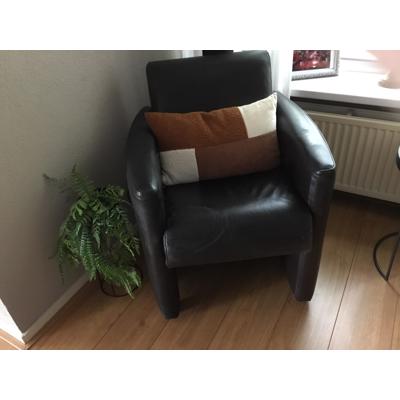 2 bruine  leuke stoeltjes 