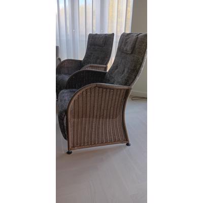 4 fauteuils (2 hoge en 2 lage rug, + glazen salontafel