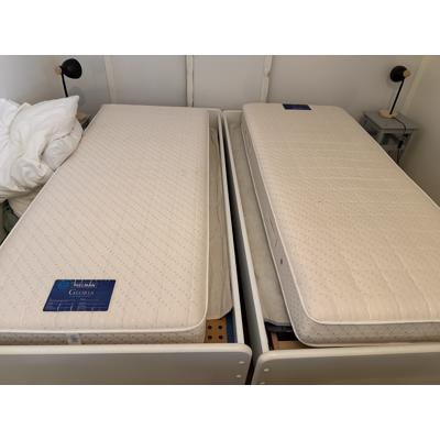 Twee eenpersoonsbedden