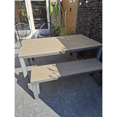 Tuintafel met 2 bankjes