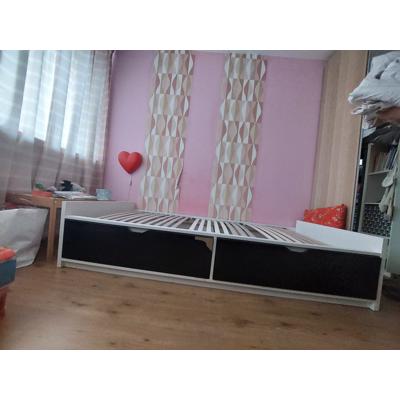 Eenpersoons bed met lades