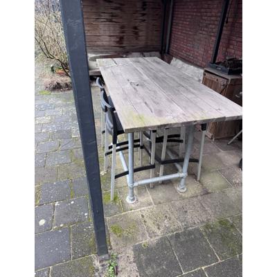 Buiten hoge tafel met stoelen