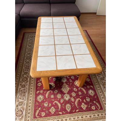 Houten salontafel met tegels.