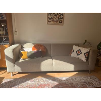 Bijenkorf bank beige stof zilveren poten