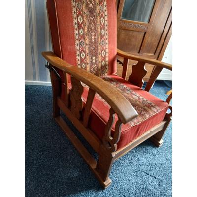 Oude leunstoel of rookstoel