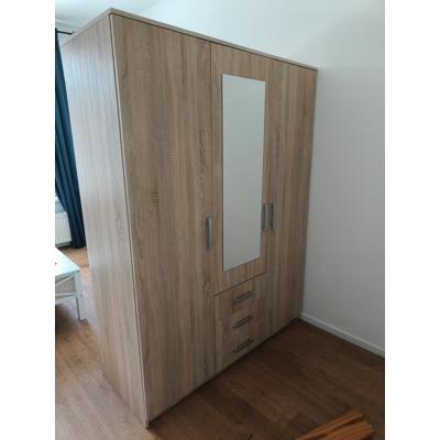 Ruime kledingkast + handleiding