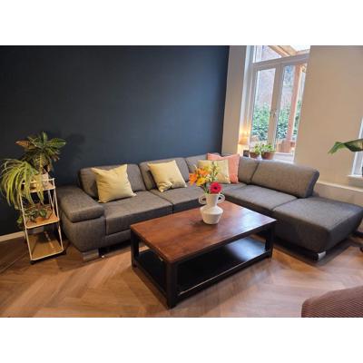 Robuuste houten salontafel - donker gelakt