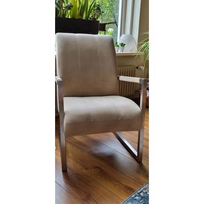 4 fatuils. 2 beige bekleding met chroom frame en 2 blauwe fautuils met zwart frame. Plus tewee zilver kleurige bijzettafeltjes