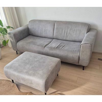 Grijze bank met hocker