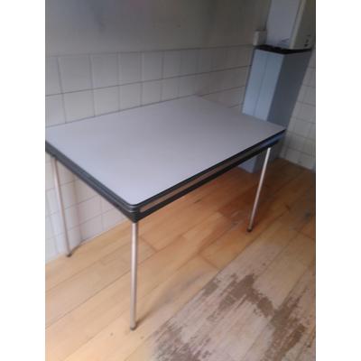 Uittrektafel kunststof met metalen frame