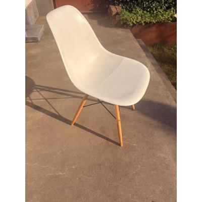 3 witte kuipstoelen met 4 houten poten 