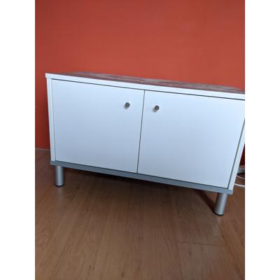 Witte lage kast met houtlook blad 